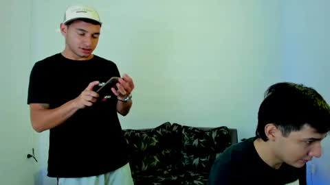 Snapshot of xxhoty0ung_boysxx chatting on February 13, 3:24 pm David and Mike online show from February 13, 3:24 pm