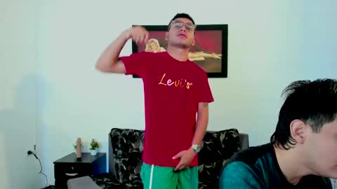 Snapshot of xxhoty0ung_boysxx chatting on February 14, 2:33 pm David and Mike online show from February 14, 2:33 pm