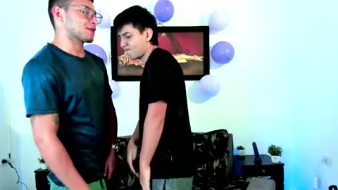 Snapshot of xxhoty0ung_boysxx chatting on February 15, 9:59 pm David and Mike online show from February 15, 9:59 pm