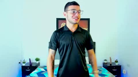 Snapshot of xxhoty0ung_boysxx chatting on February 18, 2:38 pm David and Mike online show from February 18, 2:38 pm