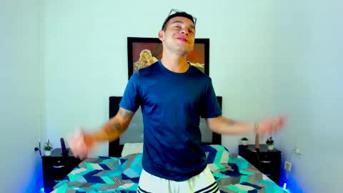 Snapshot of xxhoty0ung_boysxx chatting on February 19, 10:53 pm David and Mike online show from February 19, 10:53 pm