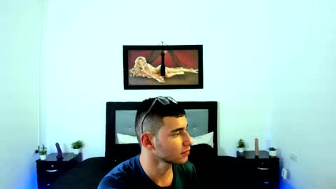 Snapshot of xxhoty0ung_boysxx chatting on February 24, 2:37 pm David and Mike online show from February 24, 2:37 pm