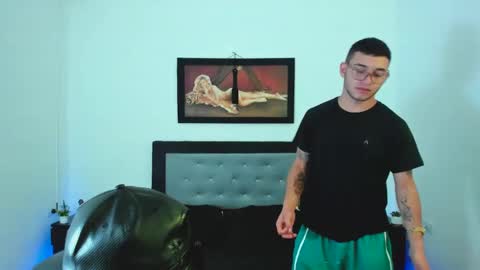 Snapshot of xxhoty0ung_boysxx chatting on February 25, 9:24 pm David and Mike online show from February 25, 9:24 pm