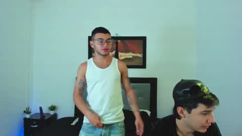 Snapshot of xxhoty0ung_boysxx chatting on February 26, 2:25 pm David and Mike online show from February 26, 2:25 pm