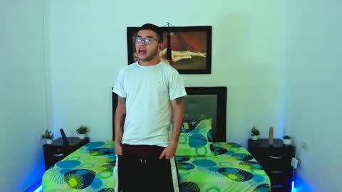 Snapshot of xxhoty0ung_boysxx chatting on February 27, 9:36 pm David and Mike online show from February 27, 9:36 pm