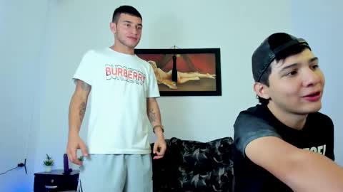 Snapshot of xxhoty0ung_boysxx chatting on March 5, 8:53 pm David and Mike online show from March 5, 8:53 pm