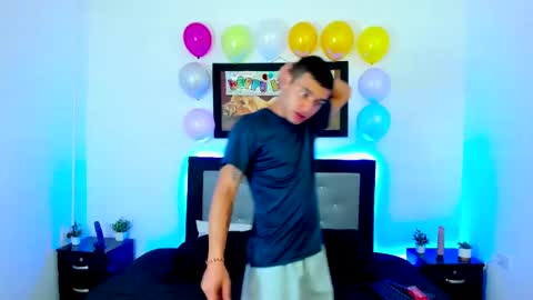 Snapshot of xxhoty0ung_boysxx chatting on March 8, 8:57 pm David and Mike online show from March 8, 8:57 pm