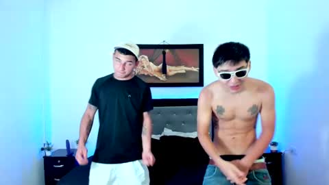 Snapshot of xxhoty0ung_boysxx chatting on March 10, 8:56 pm David and Mike online show from March 10, 8:56 pm