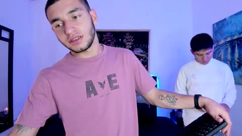 Snapshot of xxhoty0ung_boysxx chatting on September 8, 7:13 pm David and Mike online show from September 8, 7:13 pm