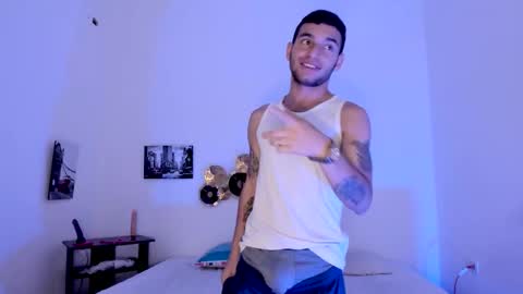 Snapshot of xxhoty0ung_boysxx chatting on February 2, 6:39 pm David and Mike online show from February 2, 6:39 pm