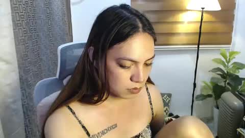 Snapshot of xxjulielovesyouxx chatting on February 12, 6:51 pm July online show from February 12, 6:51 pm