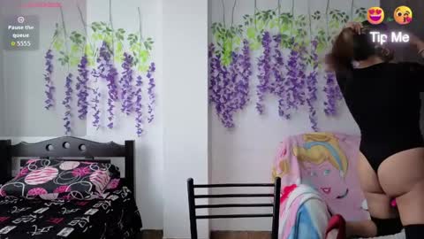 xxmilexx online show from June 6, 11:59 am
