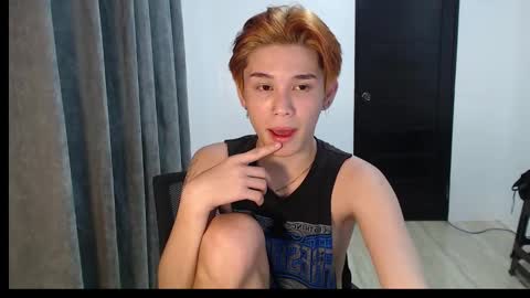 Snapshot of xxsebastian18 chatting on December 30, 5:44 pm seb online show from December 30, 5:44 pm