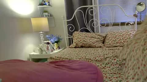 Strawberry Jane online show from April 10, 2:50 am