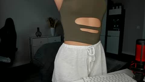 Snapshot of xxx_leila chatting on July 7, 10:41 am xxx_leila online show from July 7, 10:41 am