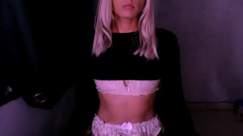 Snapshot of xxxanonymousloverxxx chatting on May 15, 9:49 am Chiara online show from May 15, 9:49 am