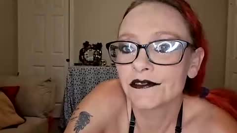 Snapshot of xxxqueenmandydickenz chatting on April 10, 1:11 am XXXQueenMandyDickenz online show from April 10, 1:11 am