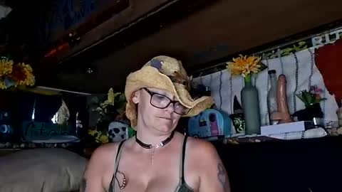 Snapshot of xxxqueenmandydickenz chatting on May 13, 8:27 pm XXXQueenMandyDickenz online show from May 13, 8:27 pm