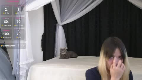 Snapshot of xxxvandersexxx chatting on May 10, 9:03 am July and Fer online show from May 10, 9:03 am