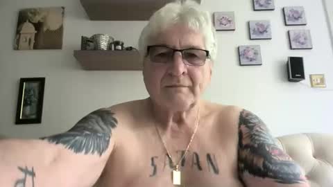 Snapshot of xxxxpeter55 chatting on June 1, 12:51 pm xxxxpeter55 online show from June 1, 12:51 pm