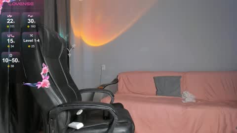 Snapshot of yam_mee chatting on March 2, 7:15 am Emmy online show from March 2, 7:15 am