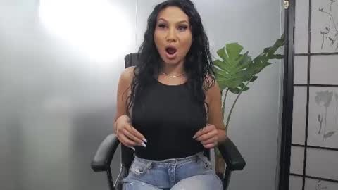 Snapshot of yaraxcox chatting on June 12, 5:28 am Yara online show from June 12, 5:28 am