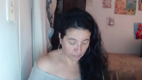 Snapshot of yasmin_love85 chatting on December 19, 3:19 pm yasmin_love85 online show from December 19, 3:19 pm