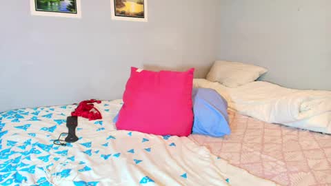 Snapshot of yes_mia_yes chatting on March 8, 4:50 pm gomez5 online show from March 8, 4:50 pm