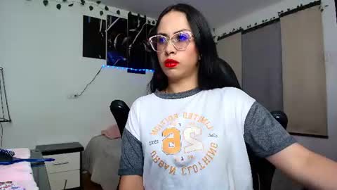 Snapshot of yesie_hot2 chatting on June 17, 2:25 am yesie_hot2 online show from June 17, 2:25 am