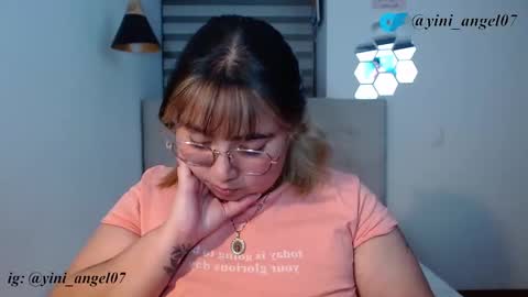 Snapshot of yini_angel07 chatting on November 10, 3:05 am hii i am yini online show from November 10, 3:05 am