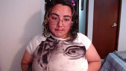 Snapshot of yini_angel07 chatting on February 20, 4:42 am hii i am yini online show from February 20, 4:42 am