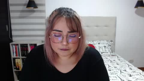 Snapshot of yini_angel07 chatting on April 8, 2:55 am hii i am yini online show from April 8, 2:55 am