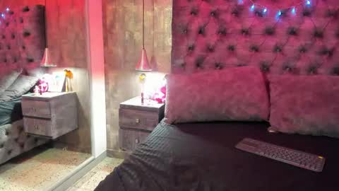 yiyisandoval online show from November 8, 7:45 pm