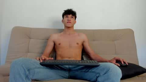Snapshot of yizus_bonz chatting on June 6, 2:44 pm yizus_bonz online show from June 6, 2:44 pm