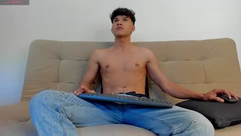 Snapshot of yizus_bonz chatting on July 25, 6:38 pm yizus_bonz online show from July 25, 6:38 pm