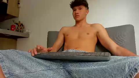 Snapshot of yizus_bonz chatting on July 29, 2:59 pm yizus_bonz online show from July 29, 2:59 pm