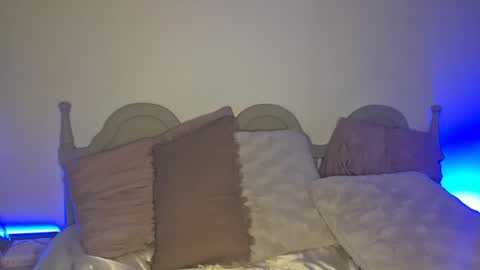 Snapshot of yogimilflover chatting on April 10, 11:09 pm Yogiblondebangme online show from April 10, 11:09 pm