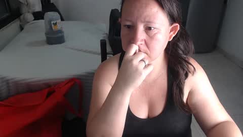 Snapshot of yohis_kiut25 chatting on January 23, 3:37 am yohis online show from January 23, 3:37 am