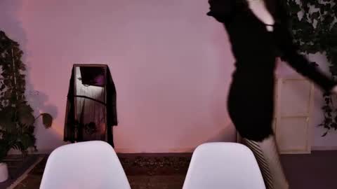 yoka_paradoxxx online show from October 31, 5:30 am