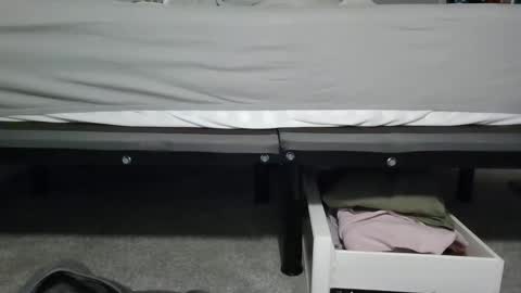 yolowyolo online show from December 6, 9:46 pm