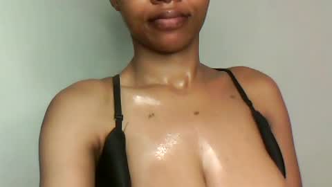 Snapshot of yoncexx25 chatting on August 8, 8:49 am amazingkellyxx online show from August 8, 8:49 am