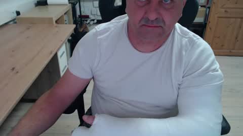 Snapshot of yoschi1976 chatting on October 26, 8:31 am yoschi1976 online show from October 26, 8:31 am