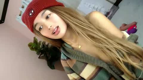 Snapshot of yougotelise69 chatting on December 1, 9:15 pm HAPPY BIRTHDAY TO ME online show from December 1, 9:15 pm