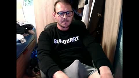 Snapshot of younromki chatting on May 3, 12:44 pm A... online show from May 3, 12:44 pm