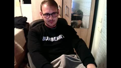 Snapshot of younromki chatting on May 5, 8:39 pm A... online show from May 5, 8:39 pm