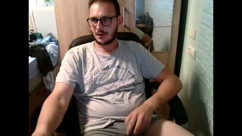 Snapshot of younromki chatting on June 8, 3:01 pm A... online show from June 8, 3:01 pm