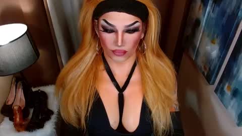 Snapshot of your1truequeen chatting on February 2, 3:49 am QUEEN MADISON online show from February 2, 3:49 am