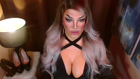 Snapshot of your1truequeen chatting on March 1, 7:05 pm QUEEN MADISON online show from March 1, 7:05 pm