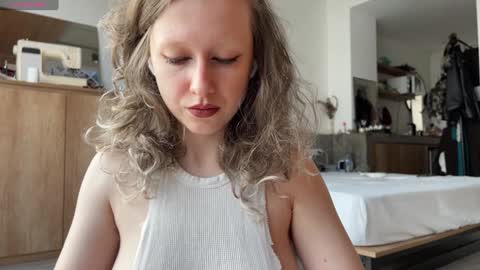 Snapshot of your_coraline_ chatting on December 28, 8:37 am your_coraline_ online show from December 28, 8:37 am