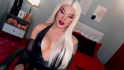 TRICXIEBELLE online show from November 10, 8:30 pm